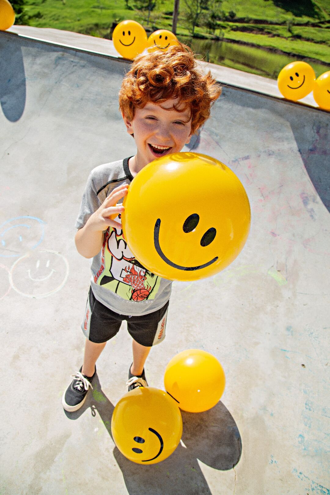 Campanha Verão 2026 - menino com balões smiley
